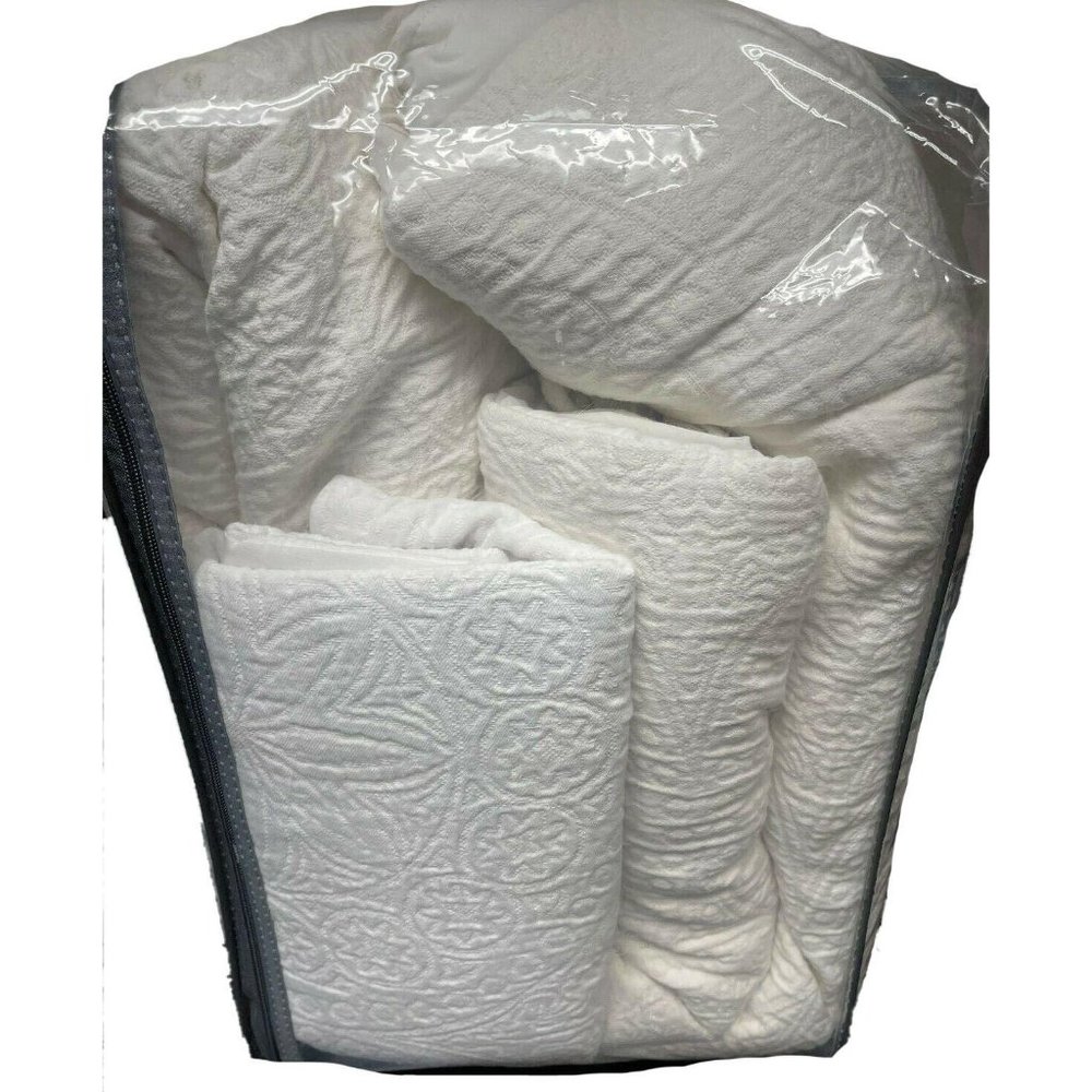 NEW Matelasse Medallion F/Q Comforter Set - Picture 8 of 8
